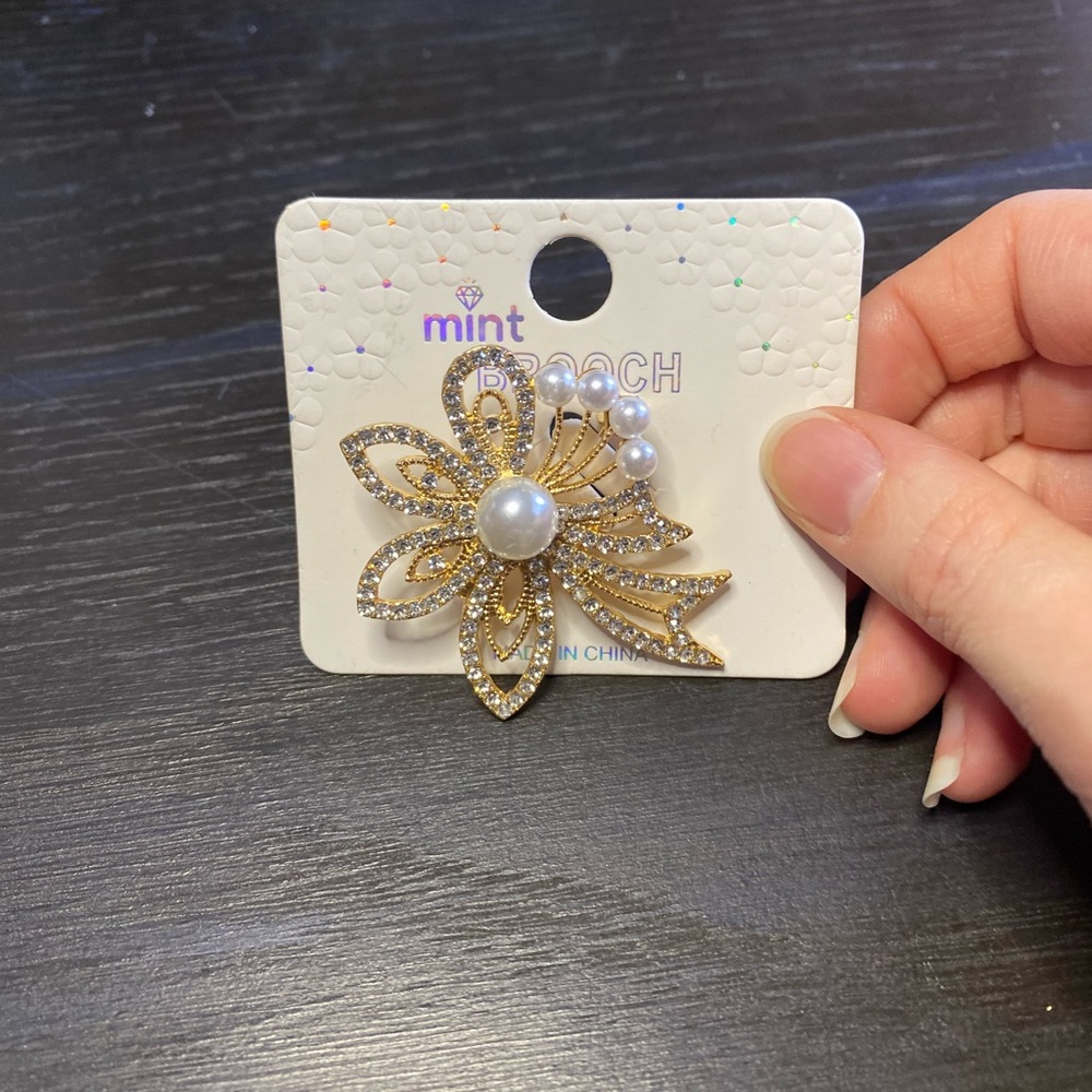 NWOT Gold rhinestone and faux Pearl flower brooch